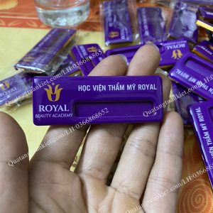 Bảng tên nhân viên spa thay tên loại 2 phủ nền 1 bang-ten-nhan-vien-tham-my