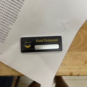 Bảng tên nhân viên spa thay tên loại 2 phủ nền 3 bang-ten-nhan-vien-thay-ten