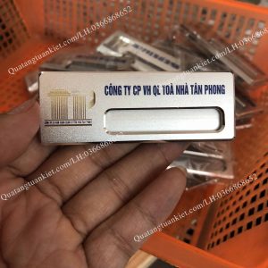 Bảng tên nhân viên thay tên loại 2 in UV 1 bang-ten-nhan-vien-thay-ten-loai-2