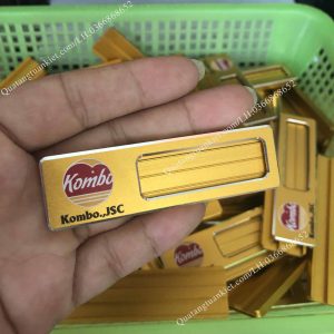 Bảng tên nhân viên thay tên loại 4 in UV 2 bang-ten-nhan-vien-thay-ten-loai-4-vang