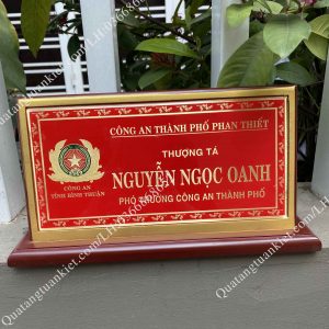 Biển chức danh công an gỗ đồng ăn mòn 2 bien-chuc-danh-cong-an-go-dong-an-mon-1-mat
