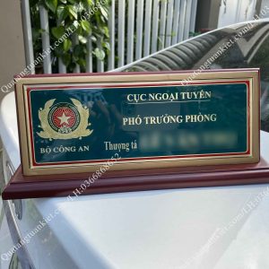 Biển chức danh để bàn công an đồng 1 mặt phủ keo epoxy 1 bien-chuc-danh-de-ban-cong-an-dep-sang-trong