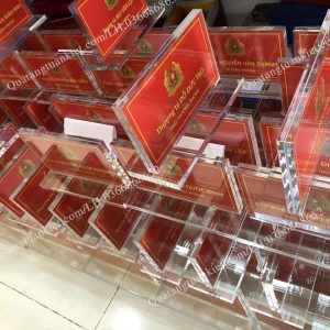 bien-chuc-danh-de-ban-cong-an-sang-trong