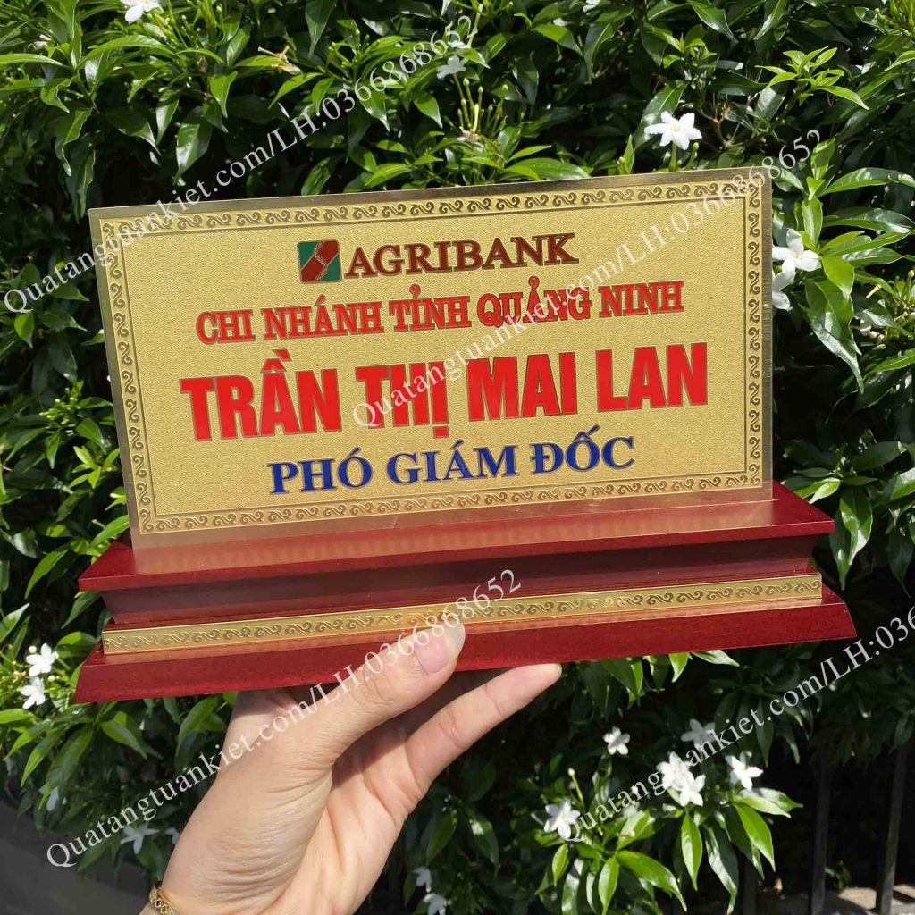 Biển chức danh để bàn gỗ đồng đẹp,cao cấp