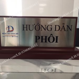 bien-chuc-danh-de-ban-inox-an-mon-304