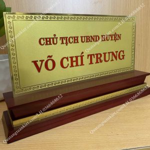 bien-chuc-danh-de-ban-mat-dong-2mm-dep-sang-trong