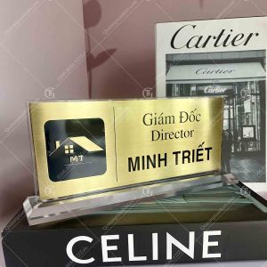Biển chức danh để bàn mica mặt đồng ăn mòn 1 bien-chuc-danh-de-ban-mica-dong-an-mon