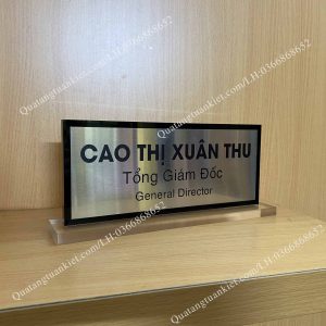 Biển chức danh để bàn mica mặt inox ăn mòn 1 bien-chuc-danh-de-ban-mica-inox-an-mon