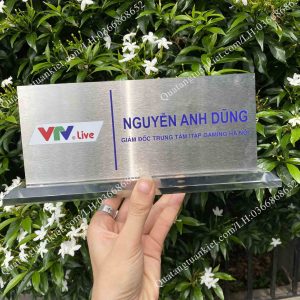 Biển chức danh để bàn mica mặt inox in UV 1 bien-chuc-danh-de-ban-mica-inox-in-uv