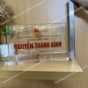 Biển chức danh để bàn pha lê cao cấp nguyên khối 1 bien-chuc-danh-de-ban-pha-le-cao-cap