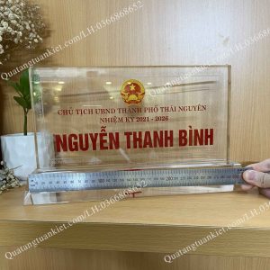 Biển chức danh để bàn pha lê cao cấp nguyên khối 2 bien-chuc-danh-de-ban-pha-le-nguyen-khoi