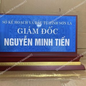 Biển chức danh để bàn tam cấp in kim loại 2 bien-chuc-danh-de-ban-tam-cap-in-trang-nhu