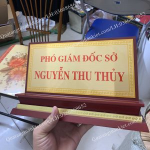 Biển chức danh để bàn tam cấp in kim loại 1 bien-chuc-danh-de-ban-tam-cap-kim-loai