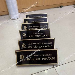 bien-chuc-danh-de-ban-tam-giac-dep