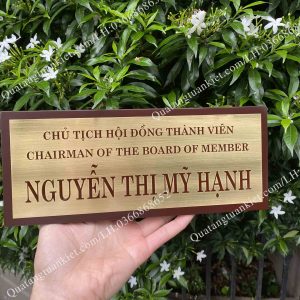 Biển chức danh để bàn tam giác đồng ăn mòn 1 bien-chuc-danh-de-ban-tam-giac-dong-an-mon