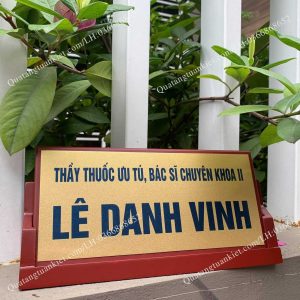 Biển chức danh để bàn tam giác in kim loại 1 bien-chuc-danh-de-ban-tam-giac-in-kim-loai