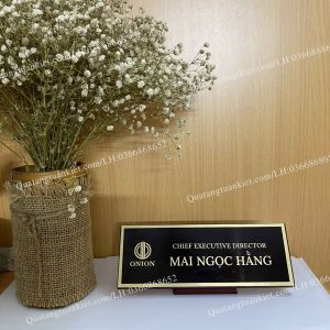 bien-chuc-danh-de-ban-tam-giac-nhom