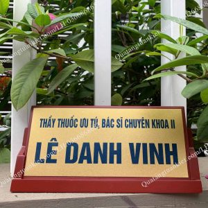 Biển chức danh để bàn tam giác in kim loại 2 bien-chuc-danh-de-ban-tam-giac-vang-nhu