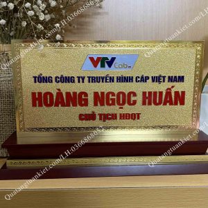 Biển chức danh đồng mạ vàng 2mm cao cấp 3 bien-chuc-danh-dong-ma-vang-2mm-cao-cap