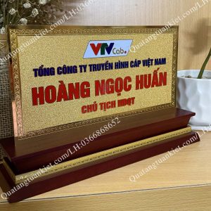 Biển chức danh đồng mạ vàng 2mm cao cấp 1 bien-chuc-danh-dong-ma-vang