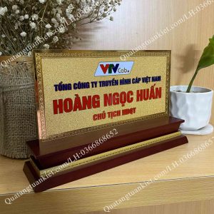 Biển chức danh đồng mạ vàng 2mm cao cấp 2 bien-chuc-danh-dong-ma-vang cao cap