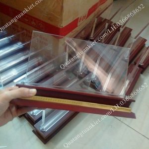 Biển chức danh gỗ mica mặt 3mm,5mm 2 bien-chuc-danh-go-mica