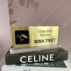 Biển chức danh để bàn mica mặt đồng ăn mòn 2 bien-chuc-danh-mica-mat-dong-an-mon