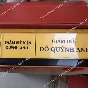 Biển chức danh để bàn pha lê đế đen in uv 2 bien chuc danh pha le de den