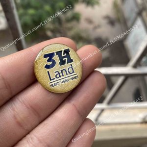 Huy hiệu đồng ăn mòn nền sần cát 1 huy-hieu-dong-an-mon-3d-hand