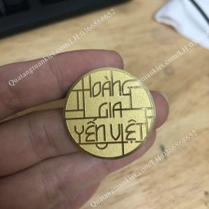 Huy hiệu đồng ăn mòn nền sần cát 2 pin-cai-ao-dong-an-mon