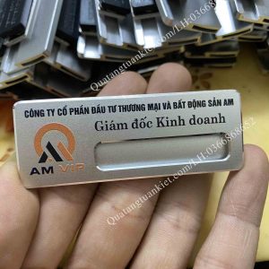 Bảng tên nhân viên thay tên loại 2 in UV 2 the-thay-ten-nhan-vien-loai-2