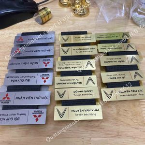 bang-ten-nhan-vien-inox-ăn-mon-1