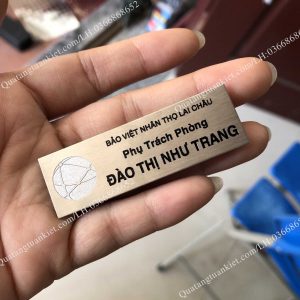 bang-ten-nhan-vien-inox-an-mon