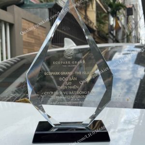 Biểu trưng pha lê giọt nước đế đen 3 bieu-trung-pha-le-giot-nuoc-de-den