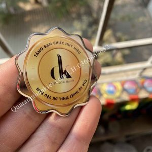 Huy hiệu cài áo inox in decal phủ keo Epoxy 2 huy-hieu-cai-ao-inox-in-decal