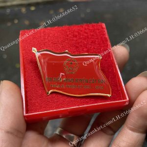 Huy hiệu cờ đảng đồng ăn mòn 1 huy-hieu-co-dang-bang-dong