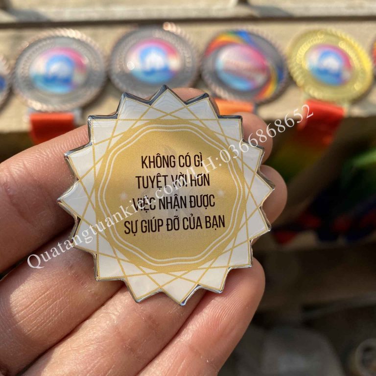 Huy hiệu cài áo inox in decal phủ keo Epoxy - Quà Tặng Tuấn Kiệt