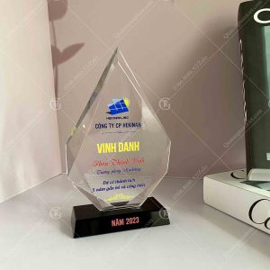 Biểu trưng pha lê giọt nước đế đen 1 ky-niem-chuong-giot-mau-de-den