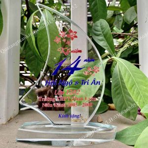 Biểu trưng pha lê buồm cong 1 ky-niem-chuong-pha-le-buom-cong