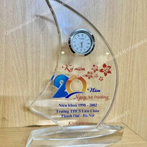 Biểu trưng pha lê buồm cong mặt đồng hồ 2 ky-niem-chuong-pha-le-buom-cong-mat-dong-ho