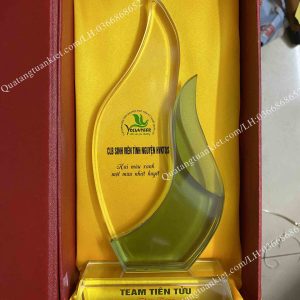 ky-niem-chuong-pha-le-ngon-lua-xanh-trang