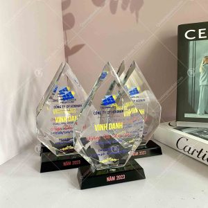 Biểu trưng pha lê giọt nước đế đen 2 lam-ky-niem-chuong-giot-nuoc-de-den-tai-ha-noi