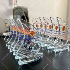 Biểu trưng pha lê buồm cong 2 xuong-san-xuat-ky-niem-chuong-canh-buom-cong