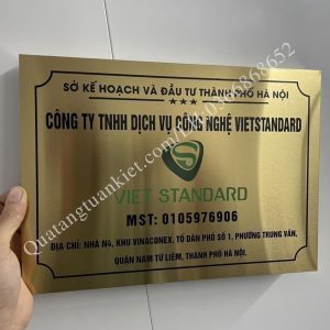 bien-cong-ty-inox-ăn-mon-vang-guong