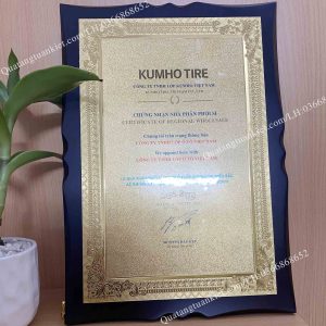 Biểu trưng gỗ eo tráng kim khung A4 1 bieu-trung-go-eo-trang-kim-khung-A4