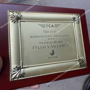 bieu trung go khung kim loai hoa van 4 goc