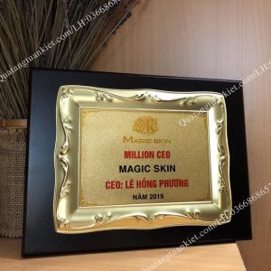 bieu-trung-go-khung-kim-loai-hoa-van-day-mau-vang