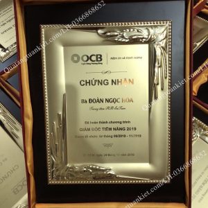 bieu-trung-go-khung-kim-loai-hoa-van-goc-mau-vang