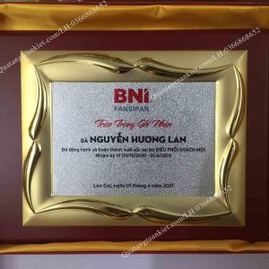 Biểu trưng gỗ khung kim loại mẫu lá 1 bieu-trung-go-khung-kim-loai-mau-la