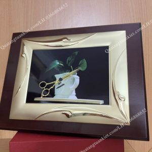 bieu-trung-go-khung-kim-loai-mau-tk02